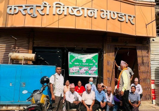 दूध खाने तर पैसा नतिर्ने कस्तुरी मिष्ठान्न र पाठक दुध डेरीमा किसानको धर्ना,२५ लाख ३० हजार रकम नपाए नछाड्ने चेतावनी !