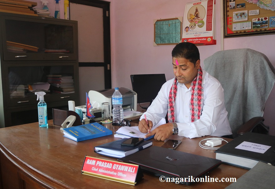 लुम्बिनी साँस्कृतिक नगरपालिकाका अधिकृत ज्ञवालीले थाले  हाजिर भएकै दिन योजनाको अनुगमन