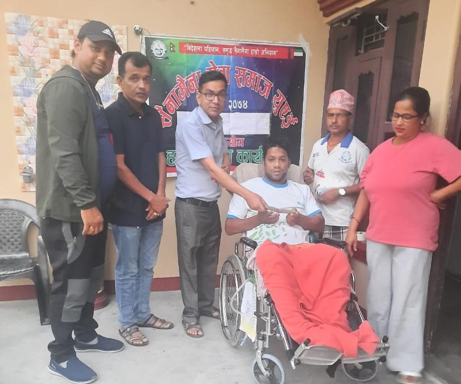 कतारमा दुर्घटनामा परि अशक्त बनेका टोपलाललाई आर्थिक सहयोग 