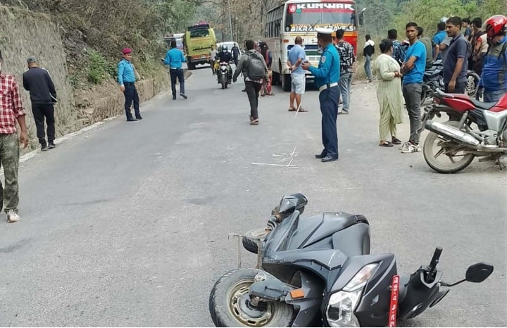 पाल्पा झुम्सापुल नजिकै बस र स्कुटी ठोक्किदा एक जनाको मृत्यु