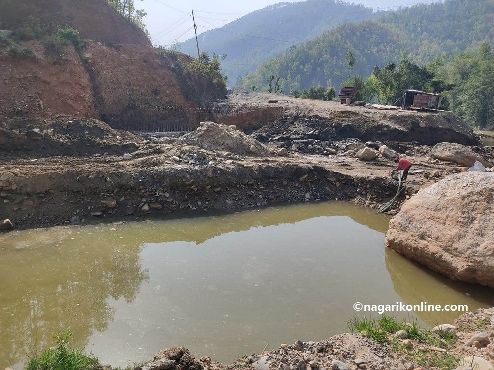 तम्घास-सिमलटारी सडक खण्डको काम अधुरै,ठेकेदारकाे बदमासीले स्थानीय रुष्ट !