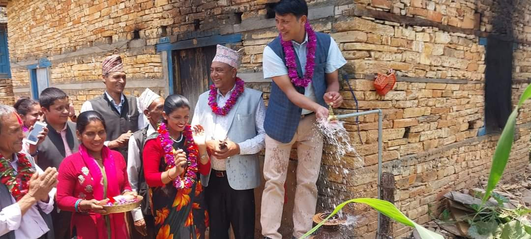 खानेपानी पुगेपछि धुर्कोट बस्तुको हर्रेमा खुशीयाली, १०८ घरधुरीमा लिफ्टिङ पानी