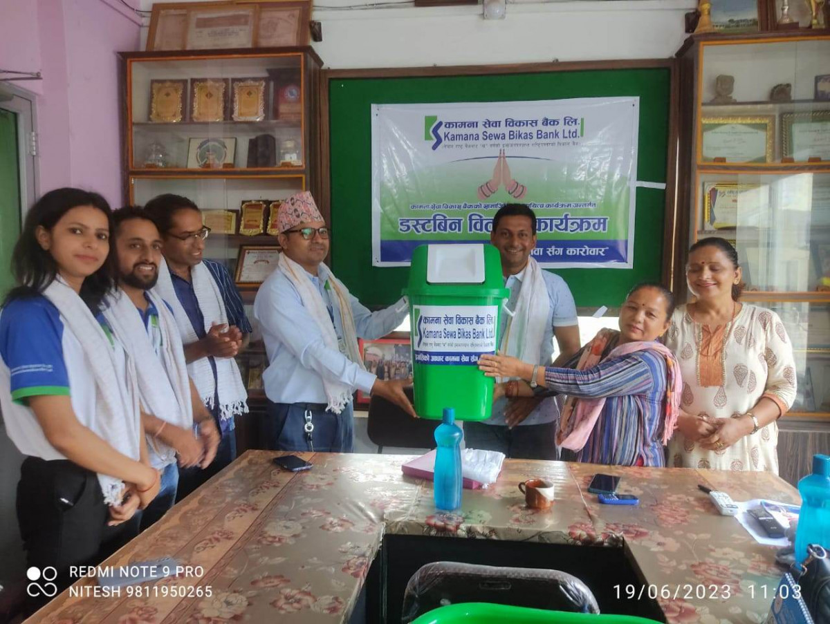 कामना सेवा विकास बैंकद्वारा मैनाबगरअटाे भिलेजमा डस्टबिन बितरण