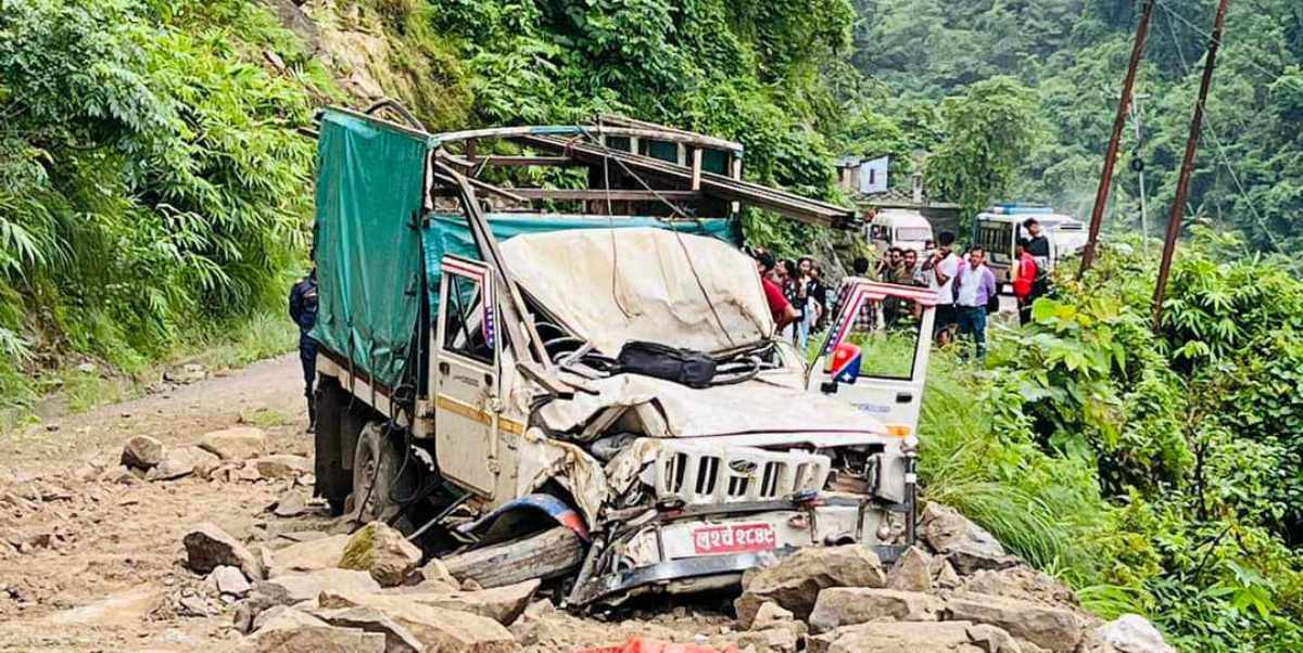 सिद्धबाबा नजिक गुडिरहेको जीपमाथि ढुङ्गा खस्दा तीनजना घाइते