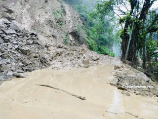 सिद्धबाबाक्षेत्रमा लेदो सहितको ढुङ्गाहरु झरी बाटो अवरुद्ध