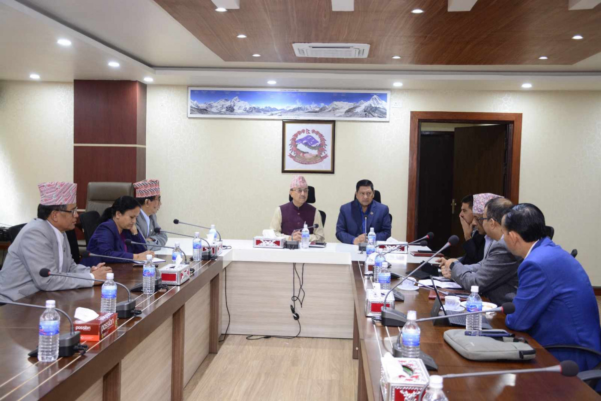 कार्यवाहक प्रधानमन्त्री  खड्काको निर्देशन : ‘शिक्षकसंगको वार्तालाइ आजै टुङगोमा पुर्याउनू’