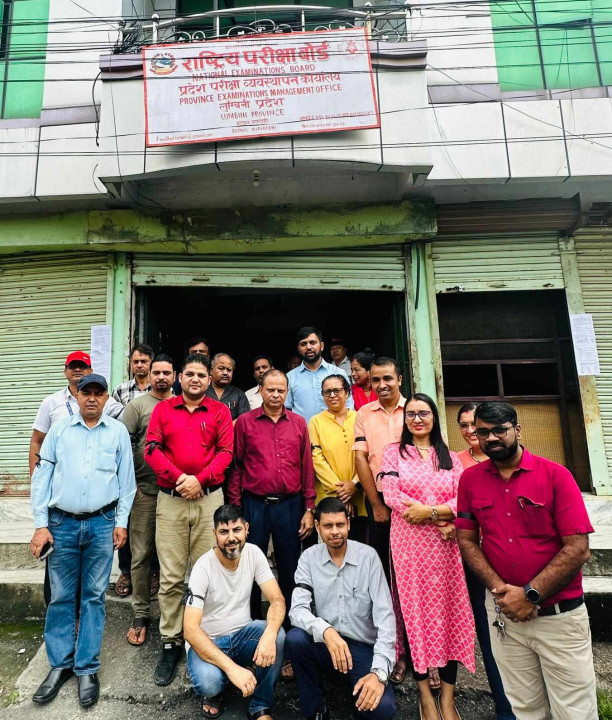 राष्ट्रिय परीक्षा बोर्डका कर्मचारी हातमा कालो पट्टी बाँधेर काम गर्दै !