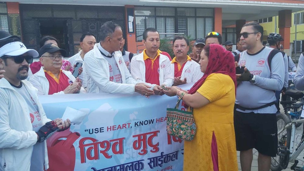 साइकल राइडरले गरे मृगौला पीडितलाई आर्थिक सहयोग