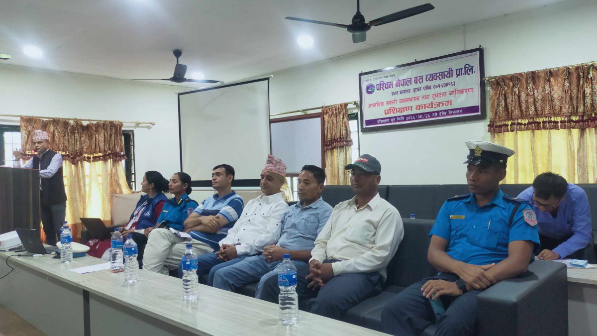 दुर्घटना न्यूनीकरणका लागि चालक-सहचालकलाइ प्रशिक्षण दिँदै पश्चिम नेपाल बस व्यवसायी प्रालि