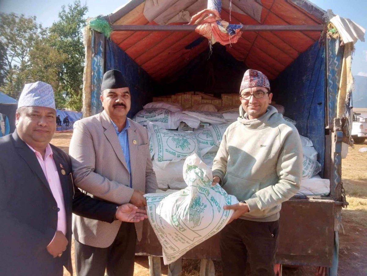 राहत लिएर जाजरकोट पुगे सांसद बासुदेव र गाउँपालिका अध्यक्ष पौडेल