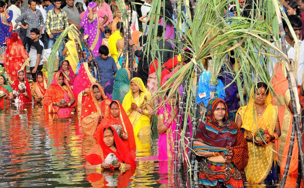 सूर्यको आराधना गरी छठ मनाइँदै, आज सार्वजनिक बिदा