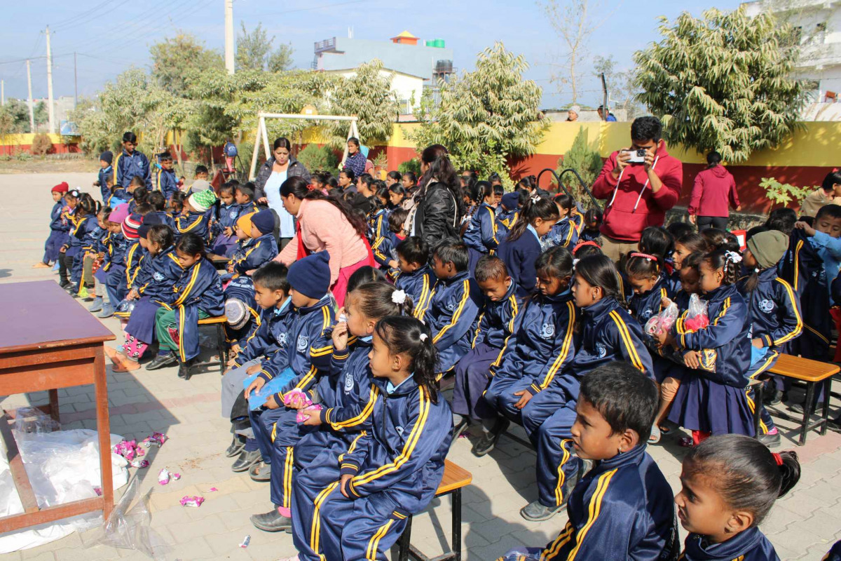 रोटरी तिनाउ बुटवलद्वारा विद्यार्थीलाई न्यानो कपडा वितरण
