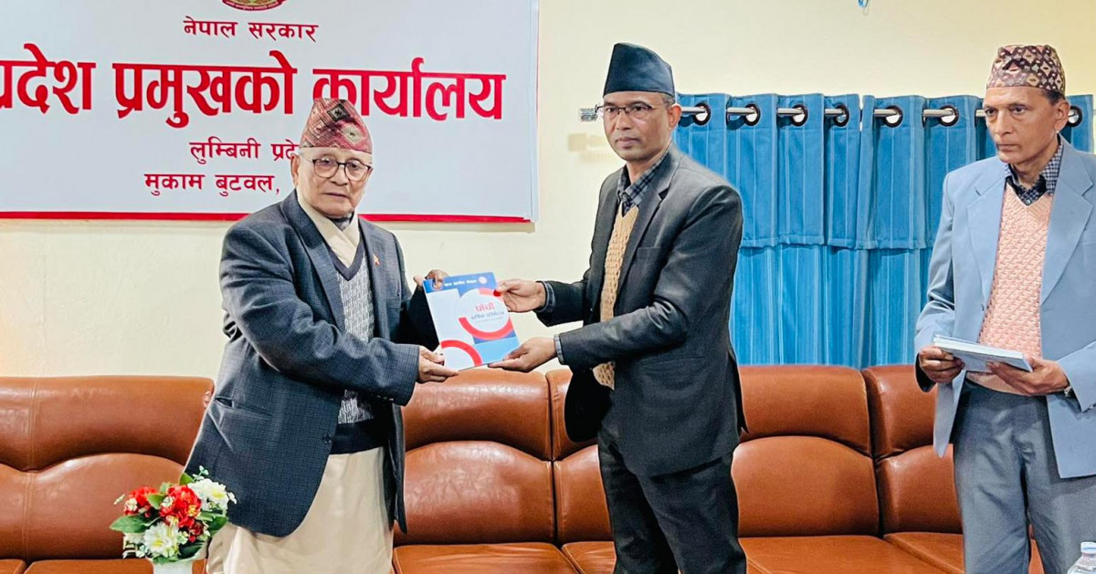लुम्बिनीका प्रदेश प्रमुख  शेरचनलाई थारु आयोगको वार्षिक प्रतिवेदन हस्तान्तरण