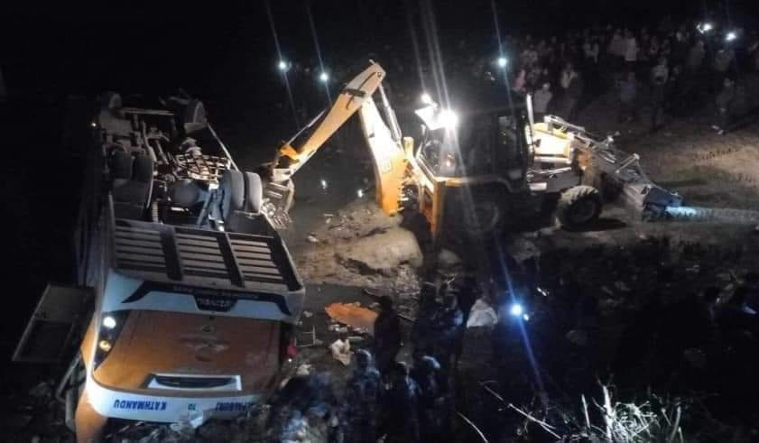 राप्तीको पुलबाट नदीमा बस खस्यो,मृतक १२ मध्ये ८ जनाको सनाखत