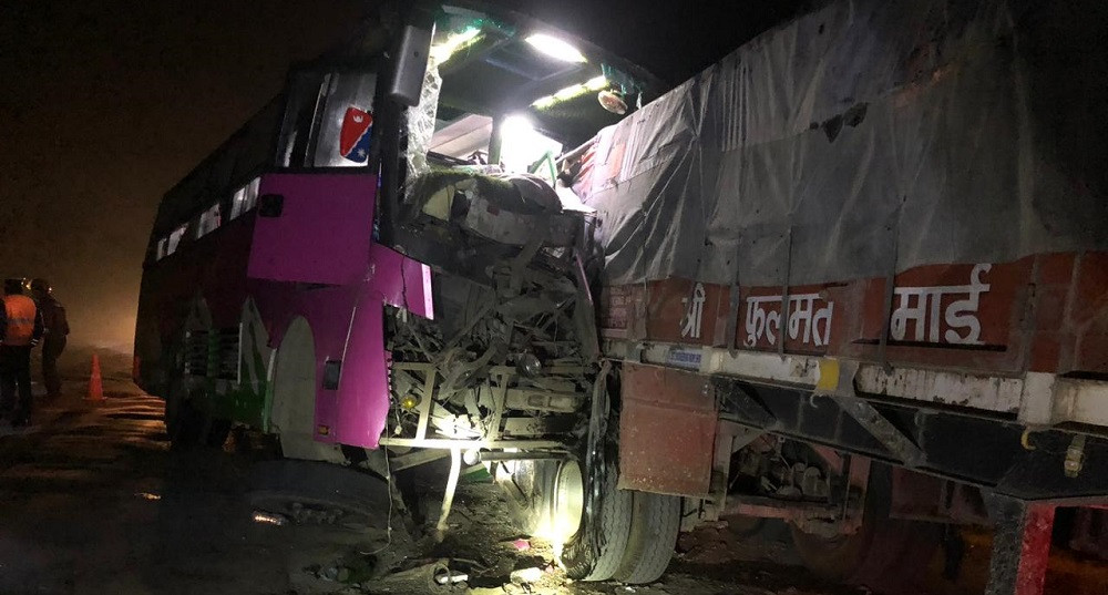 चितवनमा बस दुर्घटना २० जना घाइते