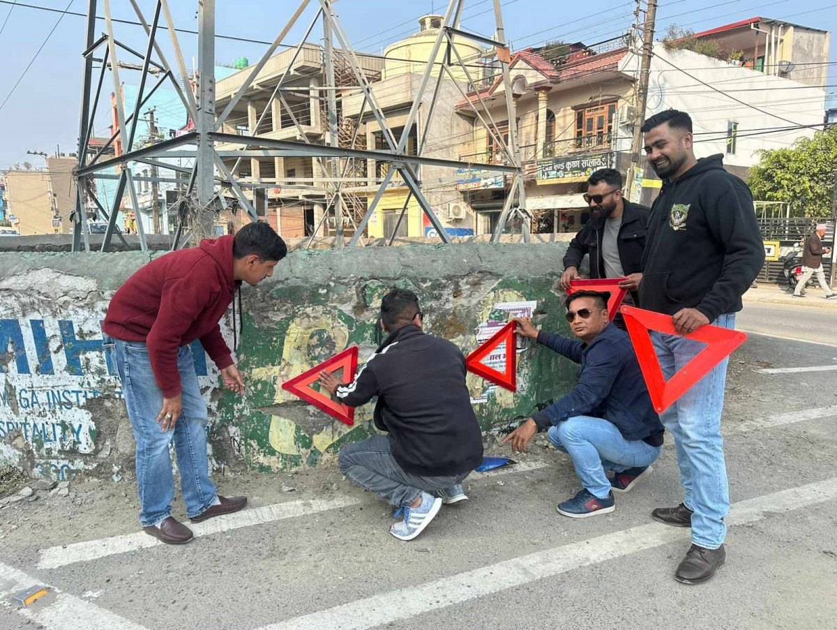 तरुण दलद्वारा बुटवलका हाइटेन्सन टावरमा ब्लिन्कर व्यारिक्याड र रिफ्लेक्ट लाइट जडान
