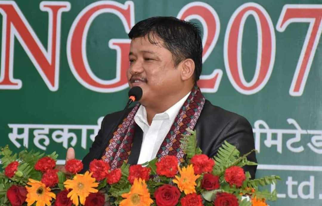 सुप्रिम सहकारीका अध्यक्ष  गुरुङ र भैरहवा शाखाका व्यवस्थापक पक्राउ