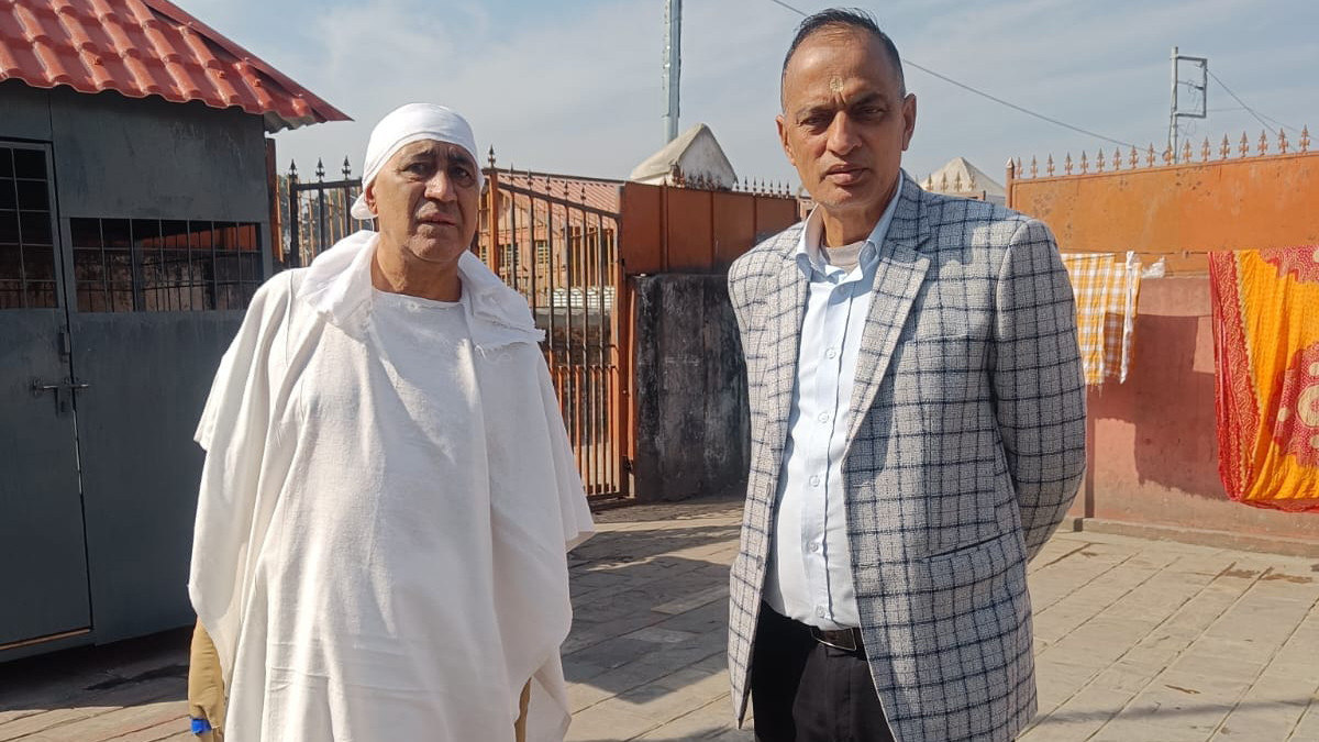 आमा गुमाएको एक वर्षपछि किरियामा बसे डा.चन्द्र भण्डारी