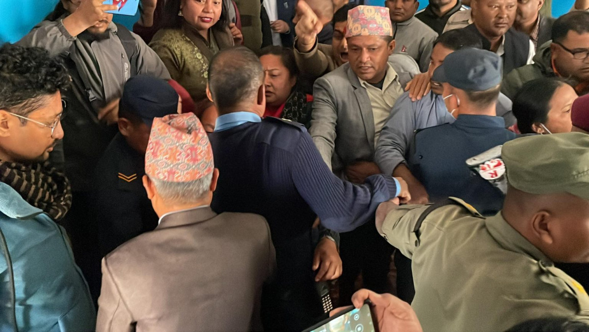 देवदह नगरपालिकामा तनाव,७ जना वडाध्यक्षले गरे  मेयर र हाकिमको कार्यकक्षमा तालाबन्दी !