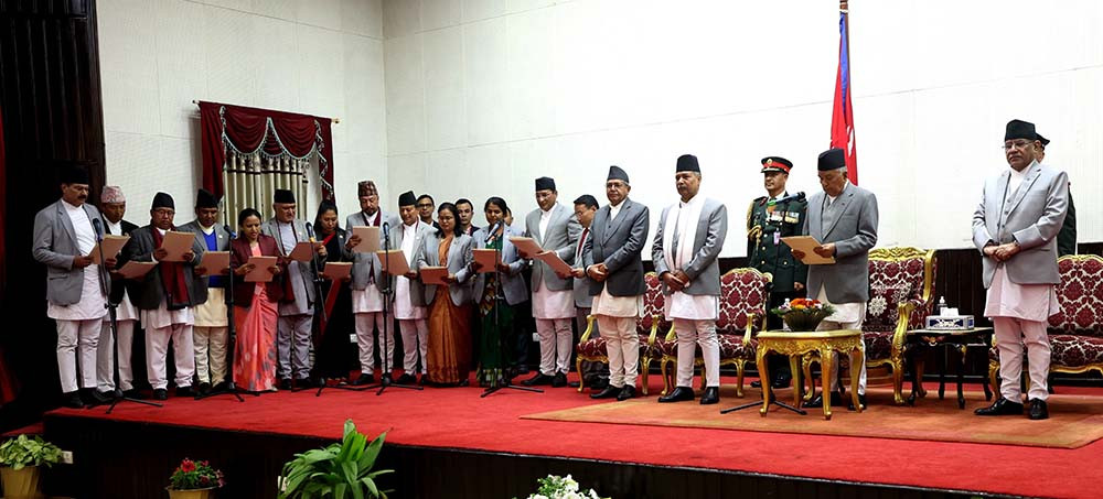 नवनियुक्त १६ मन्त्रीले लिए शपथ,यस्तो छ प्रधानमन्त्री प्रचण्डको टीम (सूचीसहित)
