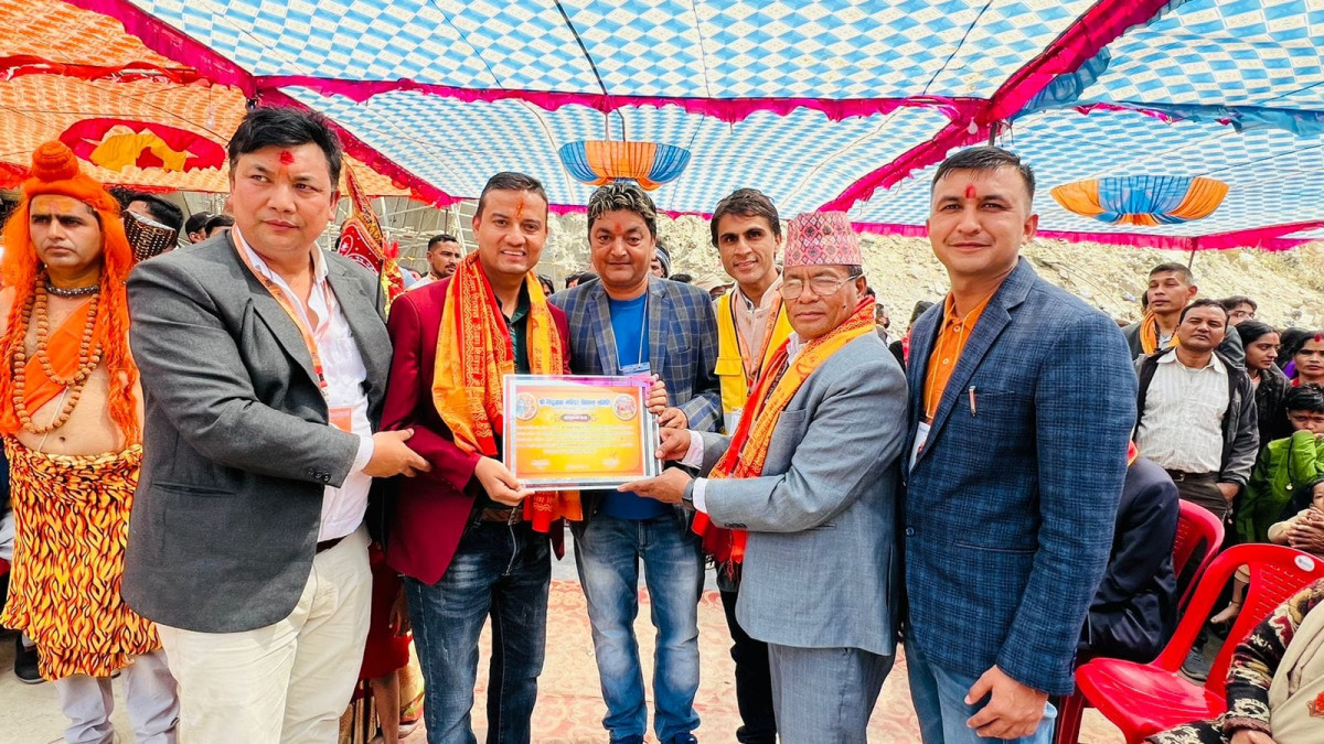 शिद्धबाबा मन्दिर विकास समितिद्वारा सम्पादक ज्ञवाली र बुटवल टुडेका खनाललाई सम्मान