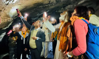 गुल्मी धुर्कोटको ‘विचित्र गुफा’मा पहिलो पटक विदेशी पर्यटक
