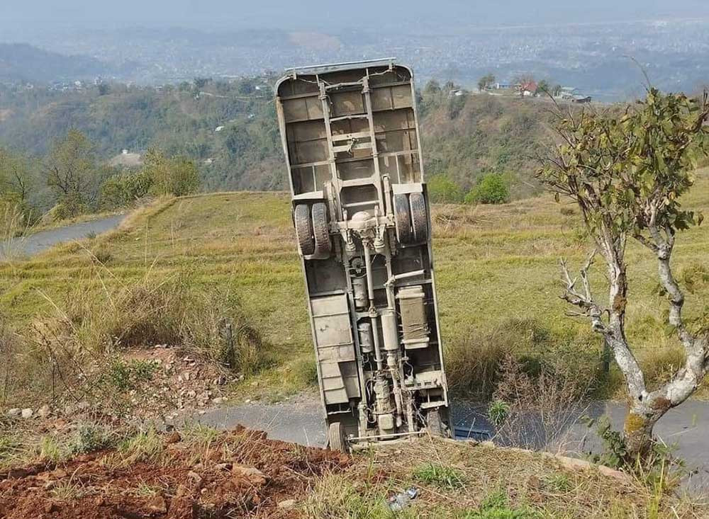 पोखरा अर्चलेमा दुर्घटना: पल्टिएको बस सडकमै ठडियो, दुई जना घाइते