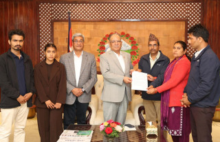 विपिन जोशीका परिवारले भेटे प्रधानमन्त्री प्रचण्डलाई