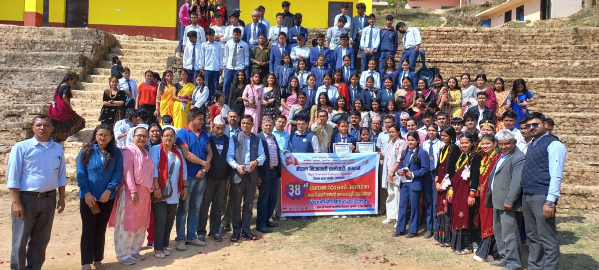 कर्मचारी संगठनको स्थापना दिवसमा  छात्रवृत्ति  वितरण