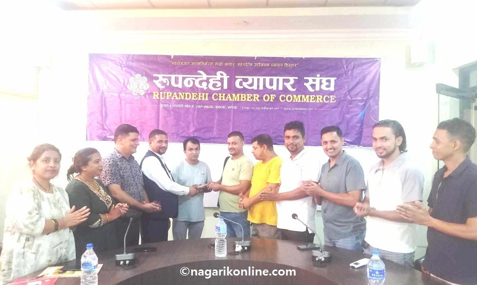 आगलागी पिडित ज्ञवालीलाई आर्थिक सहयोग हस्तान्तरण