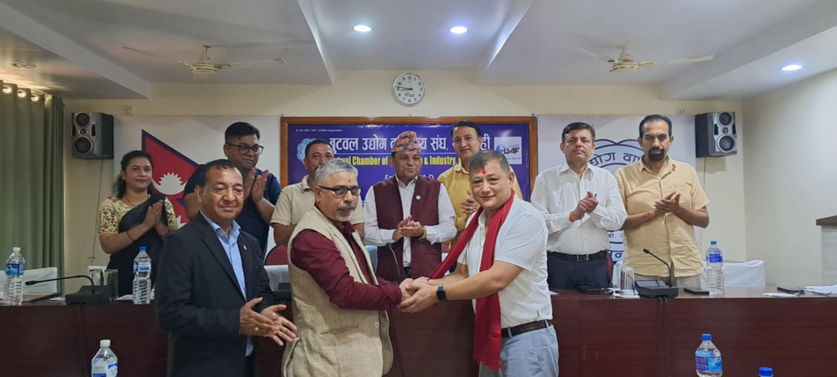 लुम्बिनी वाणिज्य क्याम्पसका अध्यक्ष श्रेष्ठलाई बुटवल उवा संघमा सम्मान