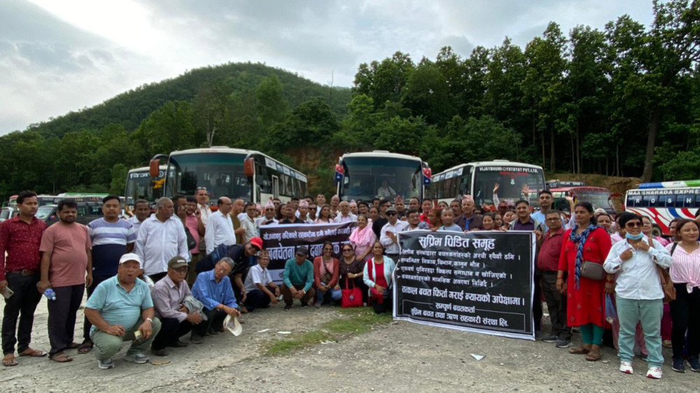 आन्दोलन गर्न बस रिजर्भ गरेर बुटवलबाट दाङ पुगे सुप्रिम सहकारी पीडित बचतकर्ता