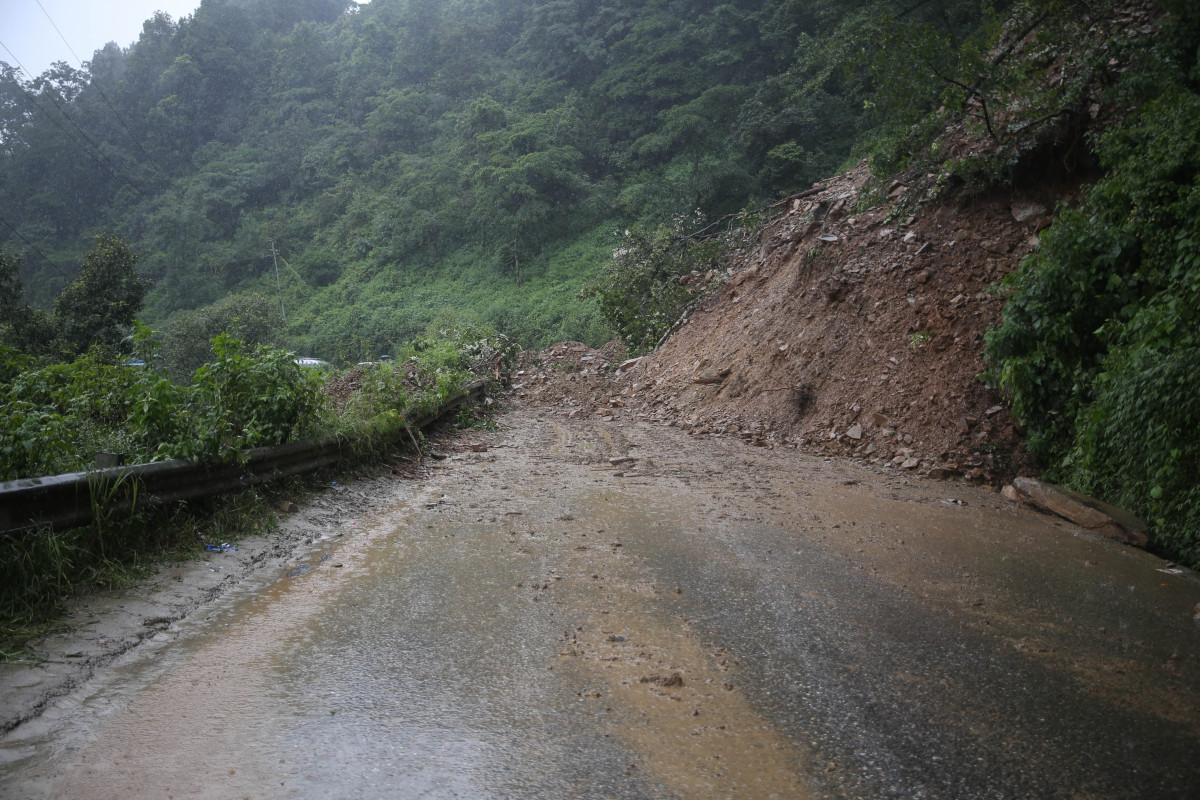 नागढुंगा नजिकै पहिरो, राजमार्ग दुईतर्फी अवरुद्ध