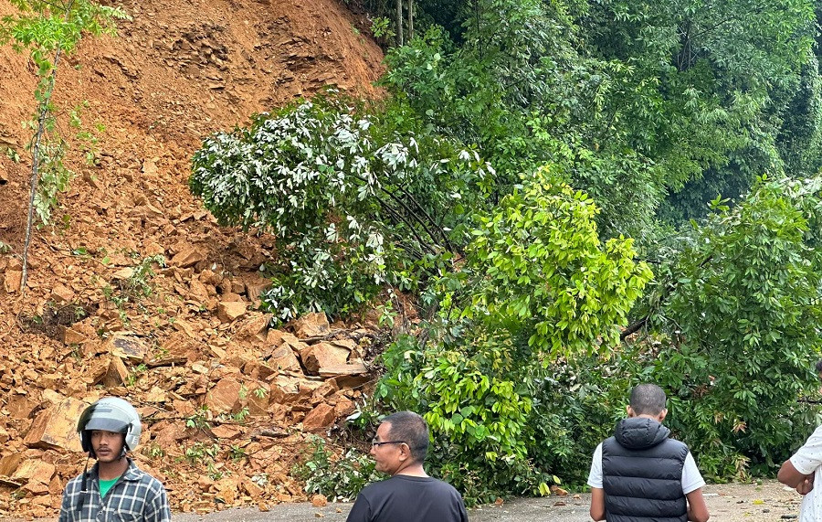 अविरल वर्षासंगै खसेको पहिरोलेका कारण सिद्धार्थ राजमार्ग अवरुद्ध