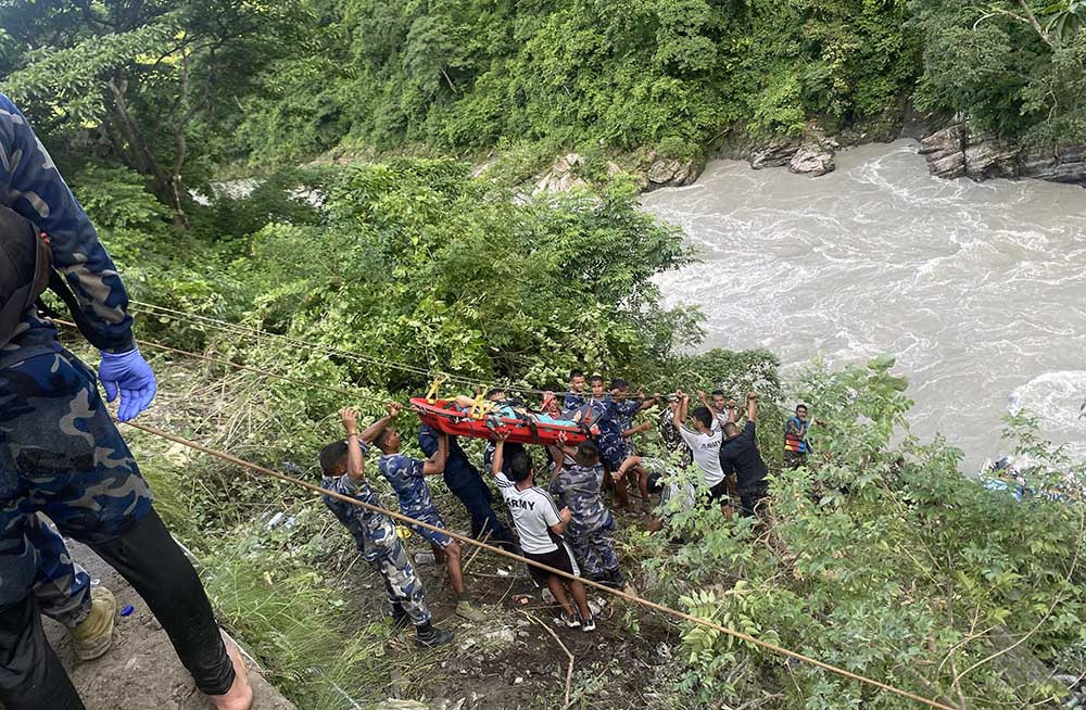बस दुर्घटनाका मृतकको शव परीक्षण चितवनमा हुने