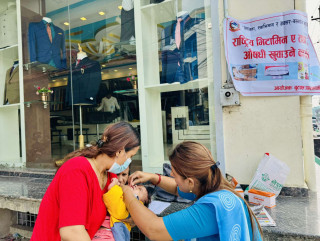 भिटामिन ‘ए’ क्याप्सुलसँगै जुकाको औषधी खुवाईंदै