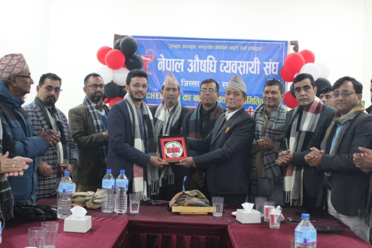 औषधी ब्यवसायी संघद्वारा रसायन तथा मेडिकल संघ सम्मान