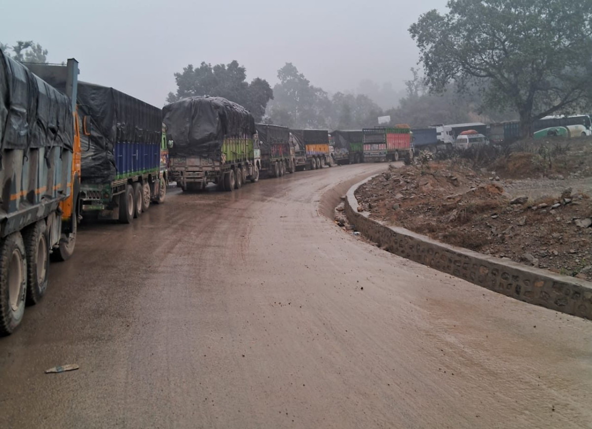 बाक्लो हुस्सु र सडक चिप्लो भएपछि बुटवल-नारायणगढ सडक अवरुद्ध