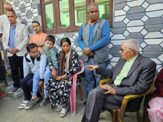 डा.शेखरले भेटे भैरहवामा प्रकृति लम्सालको परिवारलाई