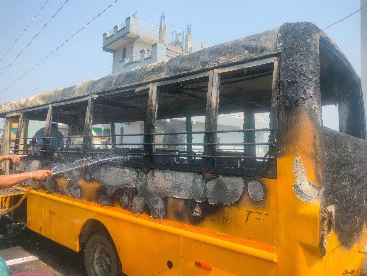 फर्साटिकरमा विद्यालय बसमा आगो दन्कियो,मानवीय क्षति भएन !