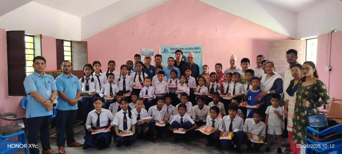 हिमालयनन लाइफ इन्स्योरेन्स बुटवल शाखाद्वारा जनता माबिमा शैक्षिक सामाग्री वितरण