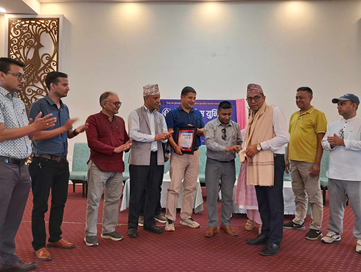 सर्जक डिल्लीनारायण पाण्डेयलाई युनियन रुपन्देहीको सम्मान