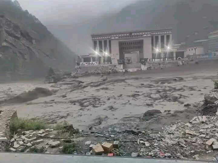 रसुवामा बाढी आउँदा नेपाल-चीन जोड्ने मितेरी पुल बगायो,१८ जना बेपत्ता