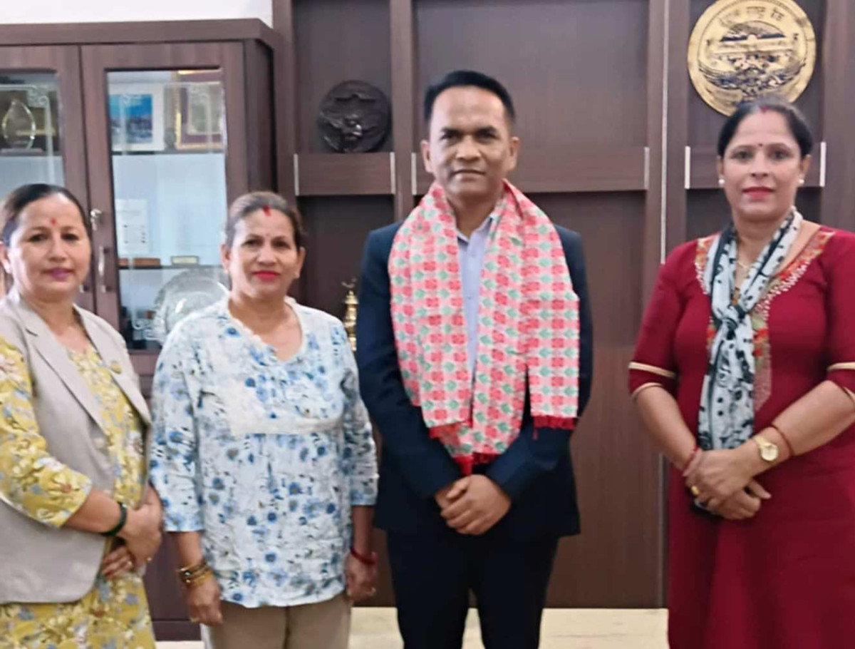 साधारण सभाको निर्णय सच्याउन माग गर्दै ग्रामिण लघुवित्तका संस्थापक शेयरधनी महिला पुगे राष्ट्र बैंक