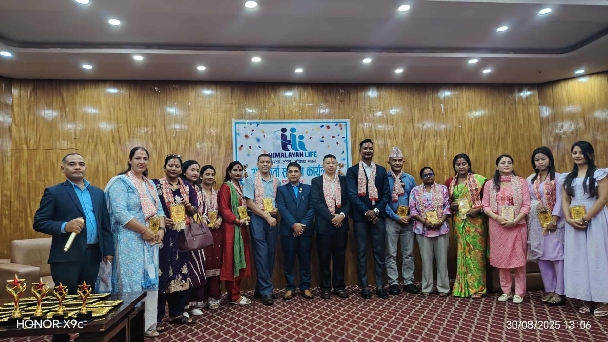 हिमालयन लाइफ इन्स्योरेन्स बुटवल शाखाद्वारा अभिकर्ता सम्मान