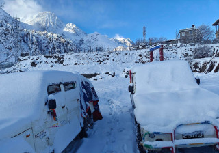 Heavy snowfall occurs in Mustang