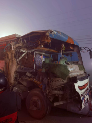 शान्ति नमूनाको स्कुल बस र ट्याक्टर ठोक्किदा २१ जना विद्यार्थी घाईते