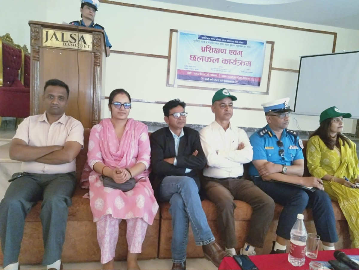 शैक्षिक संस्थाका प्रमुख र सवारीचालकहरुलाई ट्राफिक सचेतना