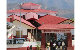 आइतवार स्कुल : शिक्षक गएनन् विद्यार्थी भने गेटबाटै फर्किए !