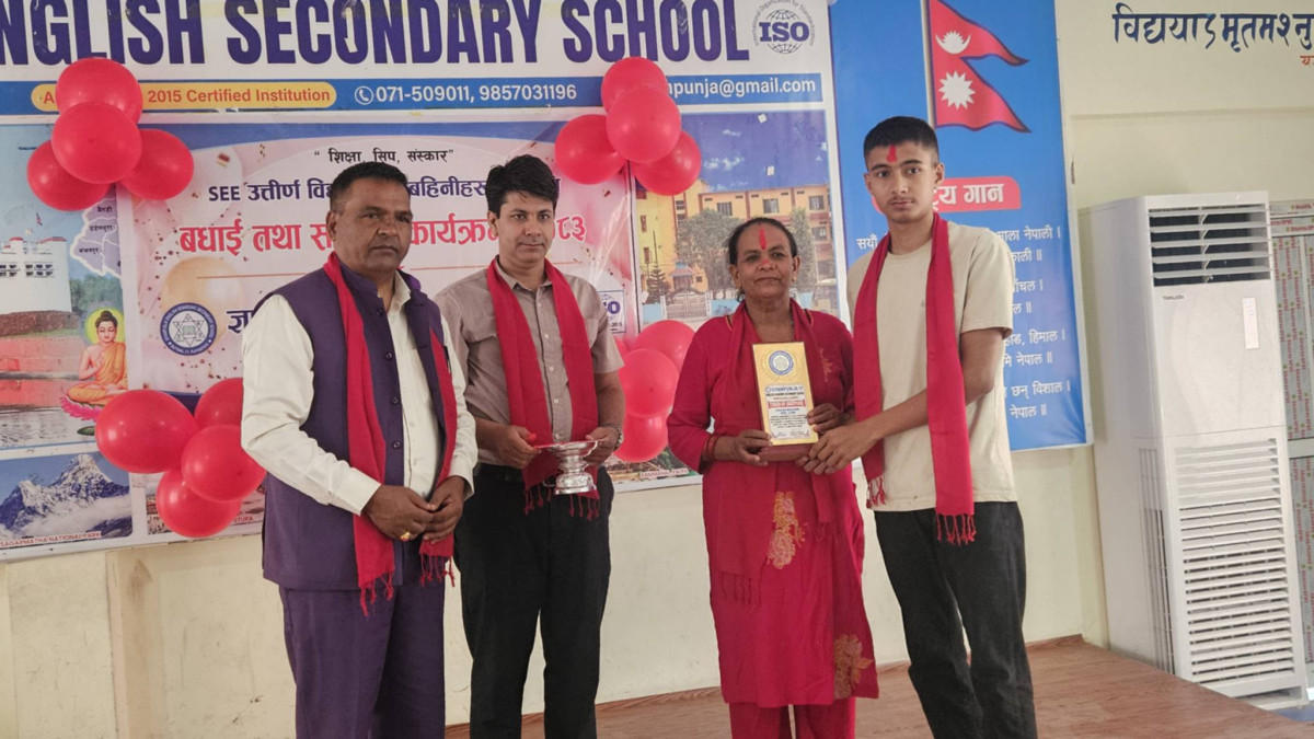 ज्ञानपुञ्ज बोर्डिङका एसईई उत्तिर्ण विद्यार्थीलाई बधाई तथा सम्मान